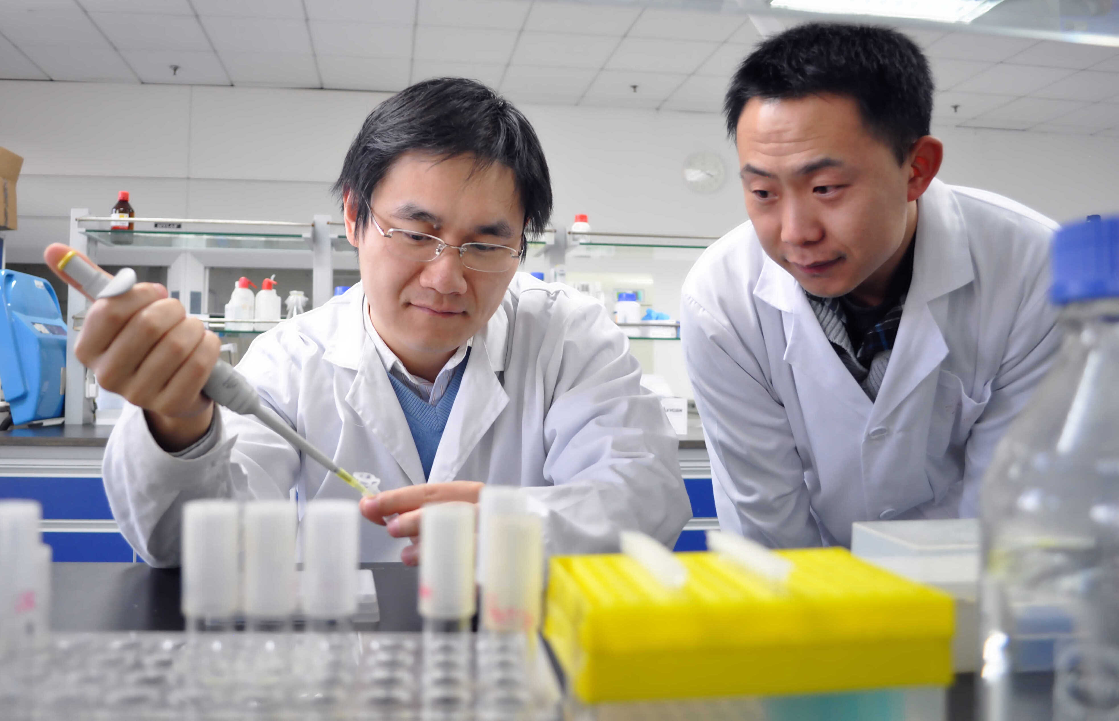 张学礼指导团队人员实验.jpg